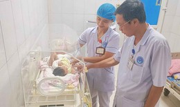 Bé sơ sinh bị bỏ trong bao tải bên bờ ruộng