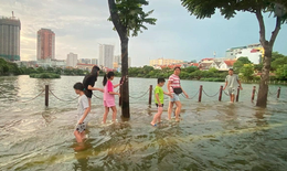 Mắc bệnh ngo&#224;i da v&#236; ‘b&#236; b&#245;m’ trong nước ngập qu&#225; l&#226;u