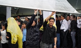 Người d&#226;n TPHCM đội mưa đến viếng Tổng B&#237; thư