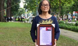 Cựu giáo viên nghẹn ngào mang bài thơ đến viếng Tổng Bí thư Nguyễn Phú Trọng