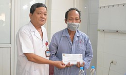 BV Phổi Trung ương khám sức khỏe, tặng quà bệnh nhân là thương binh, gia đình liệt sĩ
