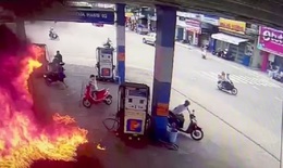 Đang đi đường, thanh niên dừng lại cây xăng châm lửa đốt