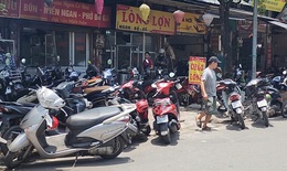 ‘Cuộc chiến’ gi&#224;nh vỉa h&#232; chưa c&#243; hồi kết