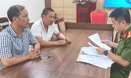Tạm giữ 2 tài xế 'taxi dù' chèn ép, tạt đầu xe đang chở khách
