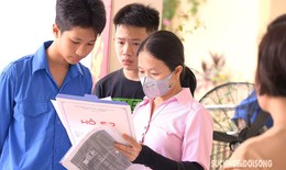 Phụ huynh, học sinh phấn khởi trong ngày đầu xác nhận nhập học vào lớp 10