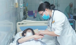 Truyền chất làm trắng da không rõ nguồn gốc, người phụ nữ Hà Nội bị sốc phản vệ