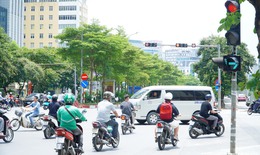 Người dân thi nhau vượt đèn đỏ tại ngã tư thí điểm hệ thống giao thông thông minh