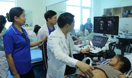 Thầy thuốc Bệnh viện Phụ sản TW kh&#225;m bệnh, tặng qu&#224; tri &#226;n người c&#243; c&#244;ng ở Quảng Trị