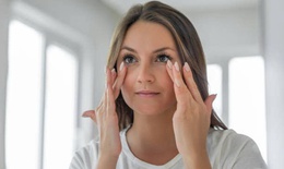 Cách massage giảm quầng thâm và khô mắt