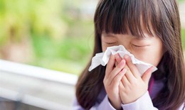 Cần làm gì khi trẻ bị hắt hơi sổ mũi?