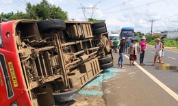 Nguy&#234;n nh&#226;n xe kh&#225;ch lật nh&#224;o tr&#234;n Quốc lộ 14 khiến nhiều người nhập viện