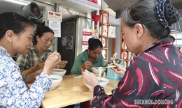 Ấm lòng những bát phở 'treo' giữa phố cổ Hà Nội