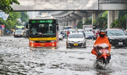 Miền Bắc mưa cả ngày, nhiều tuyến phố Hà Nội ngập nặng