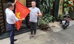 Người nước ngoài treo cờ đỏ sao vàng chào mừng ngày Quốc khánh