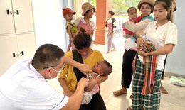 C&#225;n bộ y tế g&#249;i vaccine v&#224;o tận bản xa để ti&#234;m cho trẻ nhỏ v&#224; phụ nữ mang thai