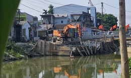 Thông tin mới vụ bùn thải sau nạo vét đổ thẳng ra hồ nước ở Huế