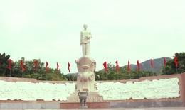 Tượng đài Bác Hồ trên vùng đất Cam Ranh