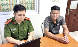 Phạt 2 triệu đồng thanh niên đeo bám, tự ý dán keo giày cho du khách nước ngoài