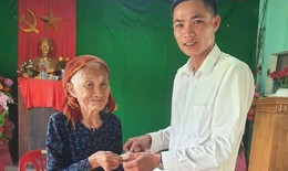 Cụ bà hơn trăm tuổi mang tiền tiết kiệm ủng hộ đồng bào vùng thiên tai ở miền Bắc