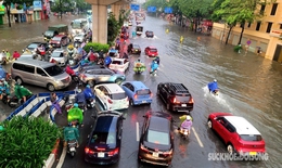 Sau cơn mưa s&#225;ng 16/9, phố H&#224; Nội ‘h&#243;a’ th&#224;nh s&#244;ng