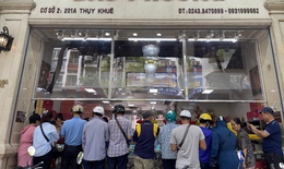 Người d&#226;n xếp h&#224;ng mua b&#225;nh trung thu ng&#224;y rằm th&#225;ng 8
