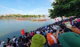 Hội đua thuyền truyền thống trên dòng sông chảy ngược ngày Tết Độc lập