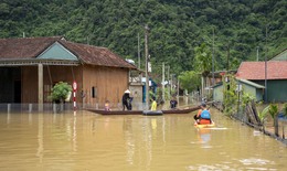 Những ng&#244;i nh&#224; nổi an to&#224;n m&#249;a lũ ở l&#224;ng du lịch tốt nhất thế giới