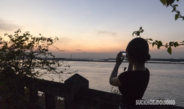 Ngắm hoàng hôn buông xuống tuyệt đẹp trên sông Hồng