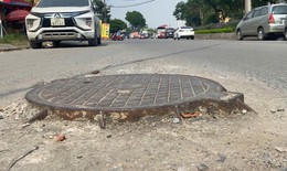 Kinh hoàng con đường hàng loạt hố ga 'bẫy' người đi đường 