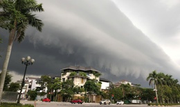 Bầu trời TP Vinh xuất hiện đám mây kỳ lạ như 'sóng thần' trước khi bão số 3 đổ bộ