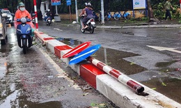 Sau bão số 3, hàng loạt cột biển báo giao thông xiêu vẹo, đổ gãy nằm phơi mình trên đường