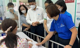 FPT Long Châu đến thăm và tặng quà cho các bé từng sống tại Mái ấm Hoa Hồng