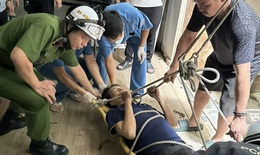 Cứu người bị thương mắc kẹt tr&#234;n m&#225;i nh&#224;
