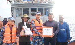 Hết lương thực khi đang tr&#234;n biển, 14 ngư d&#226;n được t&#224;u Hải qu&#226;n hỗ trợ