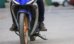 Đi xe máy để chân chống va quẹt xuống đường có thể bị phạt đến 10 triệu đồng