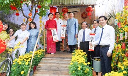 Đường hoa Xu&#226;n Bệnh viện Chợ Rẫy rực rỡ, &#39;h&#250;t&#39; bệnh nh&#226;n v&#224; y b&#225;c sĩ