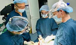 Thực hiện kỹ thuật khó nối ngón tay gần đứt lìa cho bệnh nhân