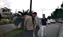 Video phẫn nộ tài xế ô tô vượt ẩu, hung hăng đánh người