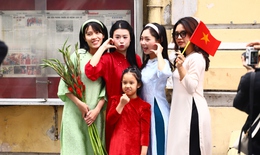 Giới trẻ Hà Nội diện áo dài chụp ảnh Tết, '1 mét vuông 10 nàng thơ' tại Hồ Gươm