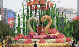 Cận cảnh cặp linh vật Kim Tỵ - Ngân Tỵ tại đường hoa Nguyễn Huệ