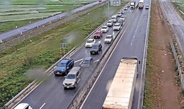 Nhiều tài xế chưa làm tài khoản VETC, cao tốc Diễn Châu - Bãi Vọt ùn tắc cục bộ