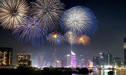 Ph&#225;o hoa rực rỡ đ&#234;m Giao thừa ch&#224;o đ&#243;n năm mới Ất Tỵ 2025