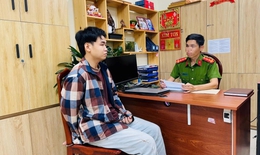 Bắt đối tượng hiếp d&#226;m ch&#225;u b&#233; 12 tuổi quen biết qua ứng dụng &#39;Chat với người lạ&#39;