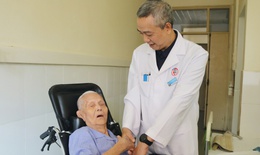 Chủ quan kh&#244;ng kiểm tra sau ng&#227;, cụ &#244;ng 100 tuổi bị m&#225;u tụ dưới m&#224;ng cứng 