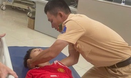 CSGT dùng xe đặc chủng đưa bé 11 tuổi bị xuất huyết não đi cấp cứu