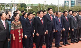 Đo&#224;n đại biểu Đại hội Đảng bộ Nghệ An d&#226;ng hoa, b&#225;o c&#244;ng với B&#225;c Hồ
