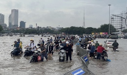H&#224; Nội sau mưa lớn, người d&#226;n b&#236; b&#245;m giữa &#39;biển nước&#39; trong giờ cao điểm