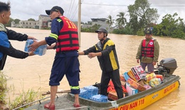 Căng m&#236;nh tiếp tế nhu yếu phẩm cho người d&#226;n v&#249;ng lũ N&#244;ng Cống