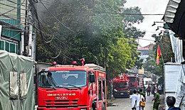 Kho dược tại Ph&#250; Nghĩa ph&#225;t nổ g&#226;y ch&#225;y lớn, học sinh gần đ&#243; phải sơ t&#225;n khẩn cấp