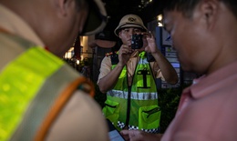 Thấy CSGT, nhiều người quay đầu, leo vỉa h&#232; vẫn kh&#244;ng tho&#225;t kiểm tra nồng độ cồn